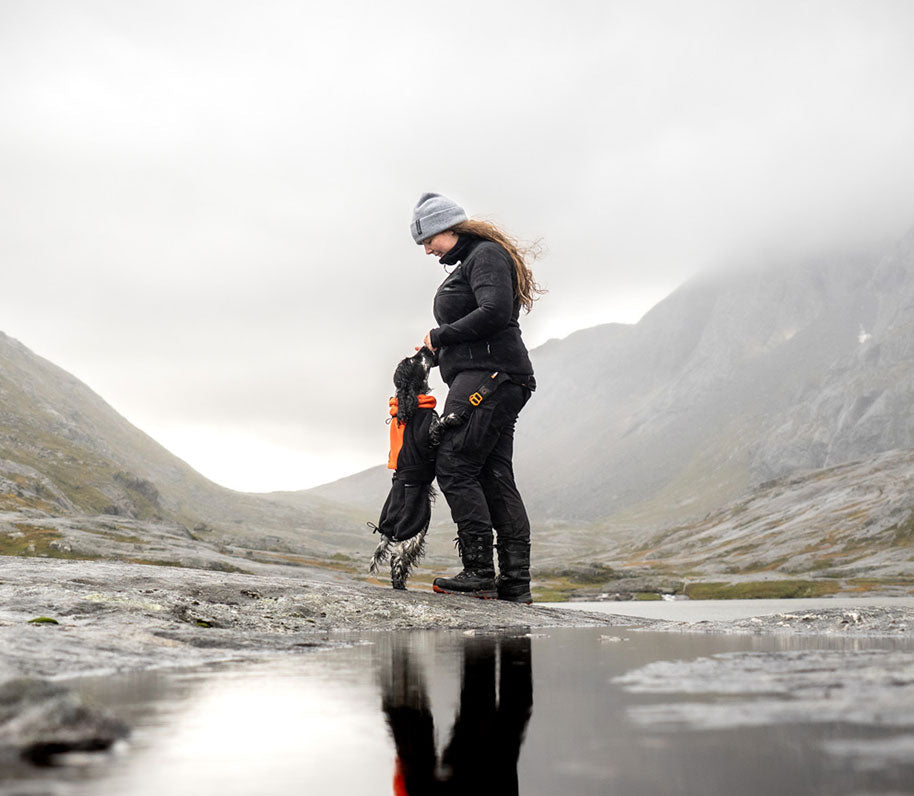 Chica y su perro disfrutando de la naturaleza